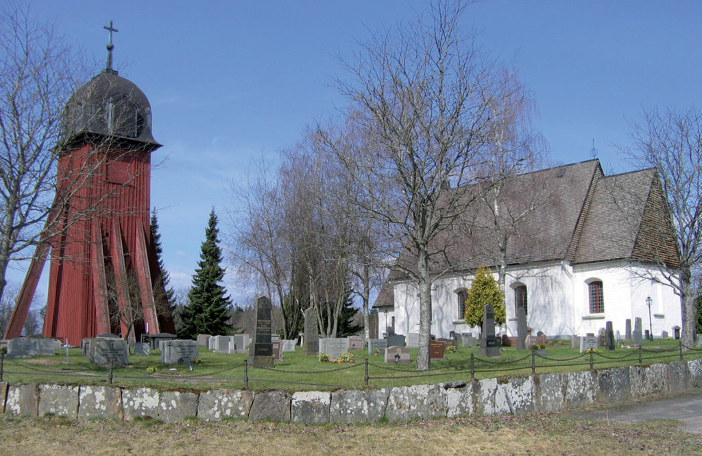 Hagshults kyrka och klockstapel.