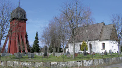 Hagshults kyrka och klockstapel.