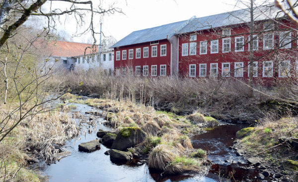 Den gamla stolfabriken ligger vid Linneån.