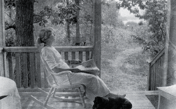 En kvinna sitter i en gungstol.