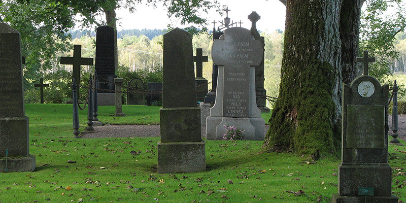 Gravstenar på en kyrkogård.