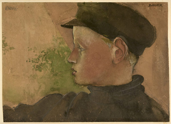 Porträtt av pojke i profil tittande mot höger. Han har en blå skärmmössa på huvudet och blå polotröja.