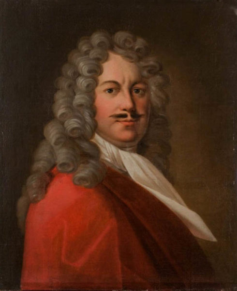 Porträtt av man med argrynka i pannan och tunn svart mustasch. Klädd i röd rock, vit halsduk. På huvudet, stor gråaktig 1700-tals peruk.