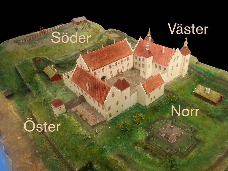 Modell av vitputsat slott. Slottet hade fyra längor, kvadratiskt placerade med en borggård i mitten. Flera torn och bastioner runt anläggningen.