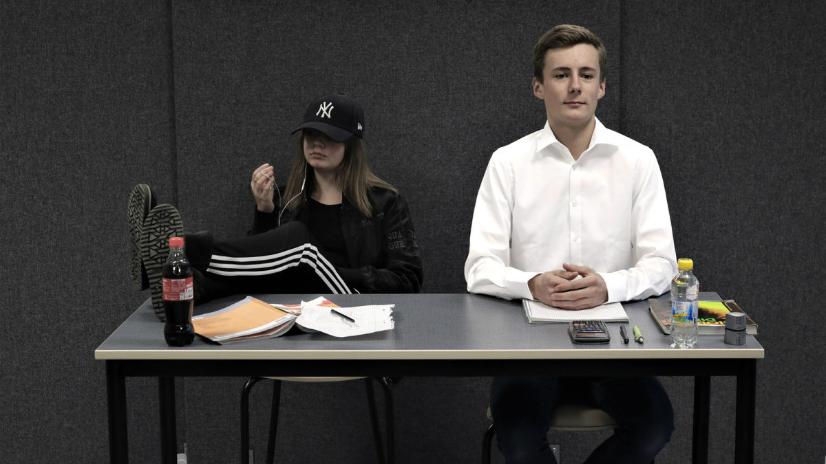 Två elever vid en skolbänk