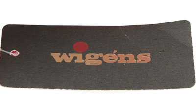 Varumärkesetikett för Wigéns med litet w och röd prick över i:et.