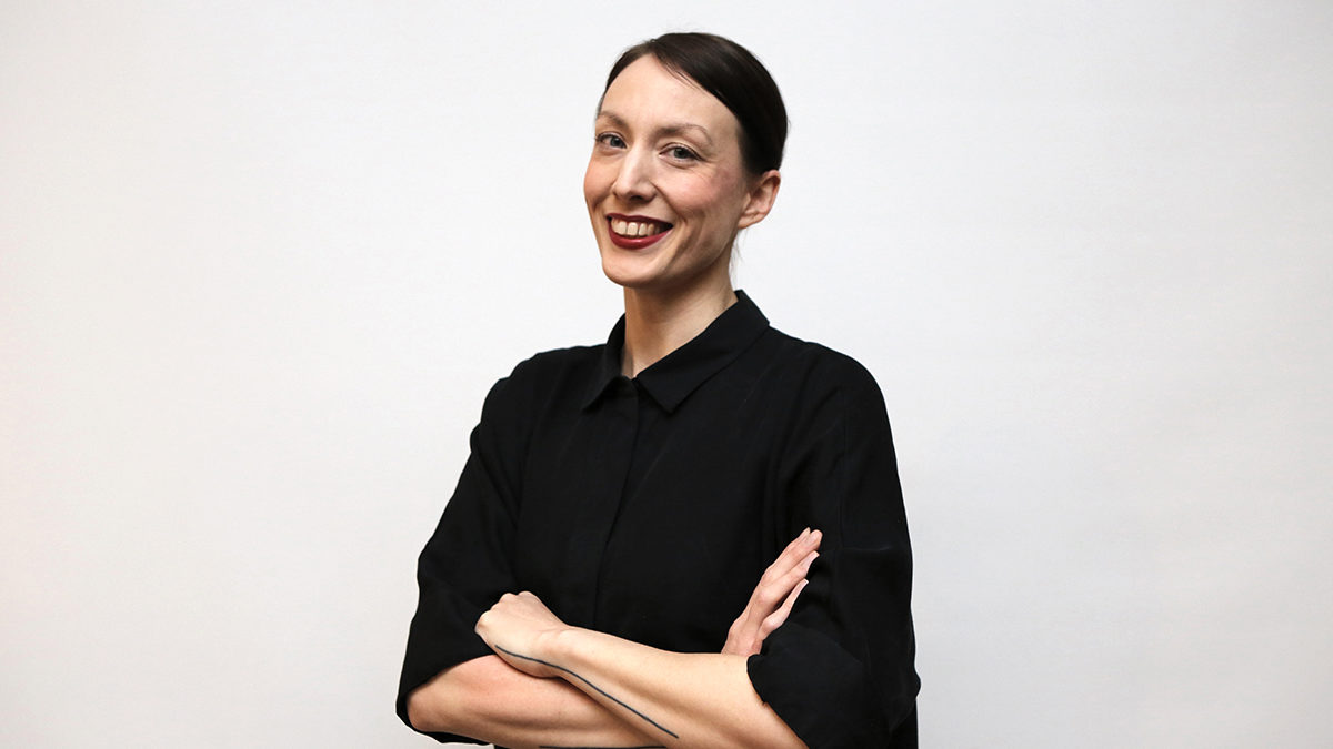 En glad kvinna klädd i svart blus. Foto Ninni Westin