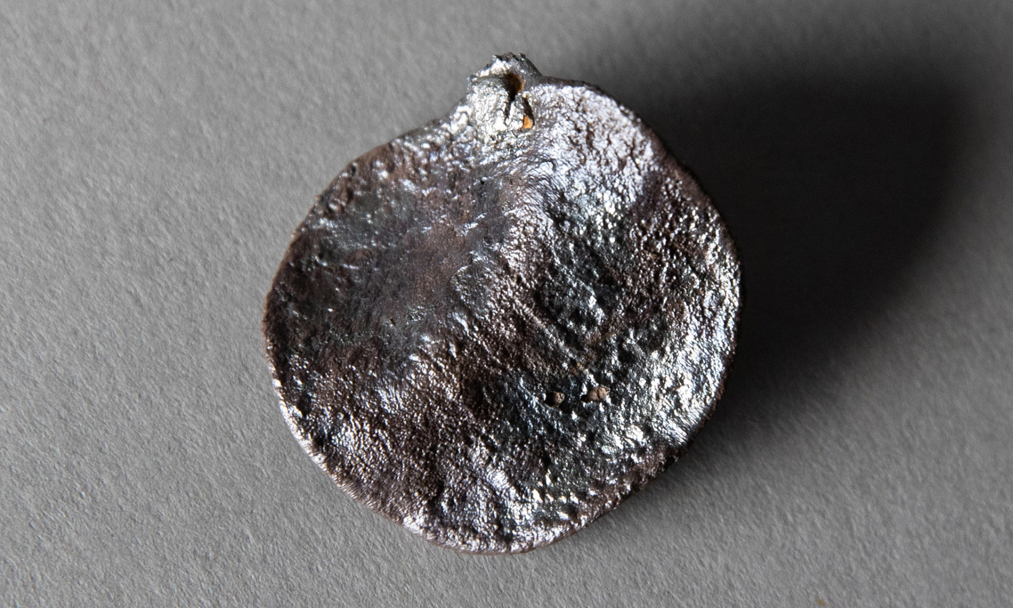 En silverplatta med formen av ett mynt