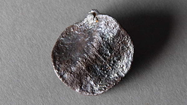 En silverplatta med formen av ett mynt