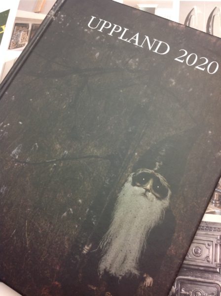 Omslaget till årsboken Uppland 2020 visar bild på en sorgsen liten tomte
