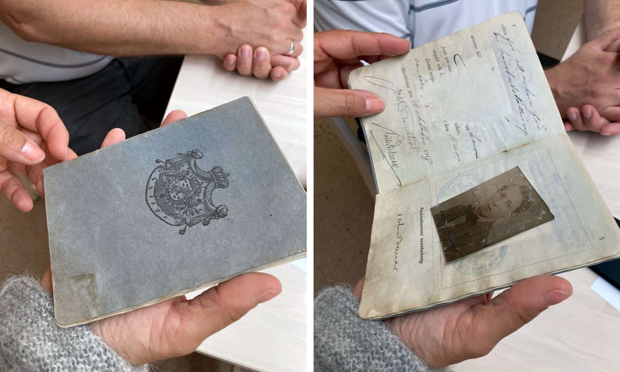 Två bilder på John Bauers pass från 1918. På det ena ser man en blekblå framsida med ett sigill, på andra bilden ett uppslag där ett foto på John Bauer syns.