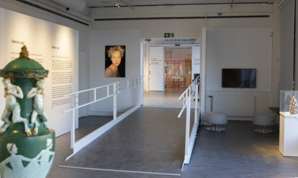 Utställningssalen Norra galleriet. Från dörrarna i ena änden av rummet går en bred ramp ner. Rampen är grå med vita handledare på sidan.