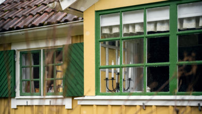 Gröna fönster mot gul fasad