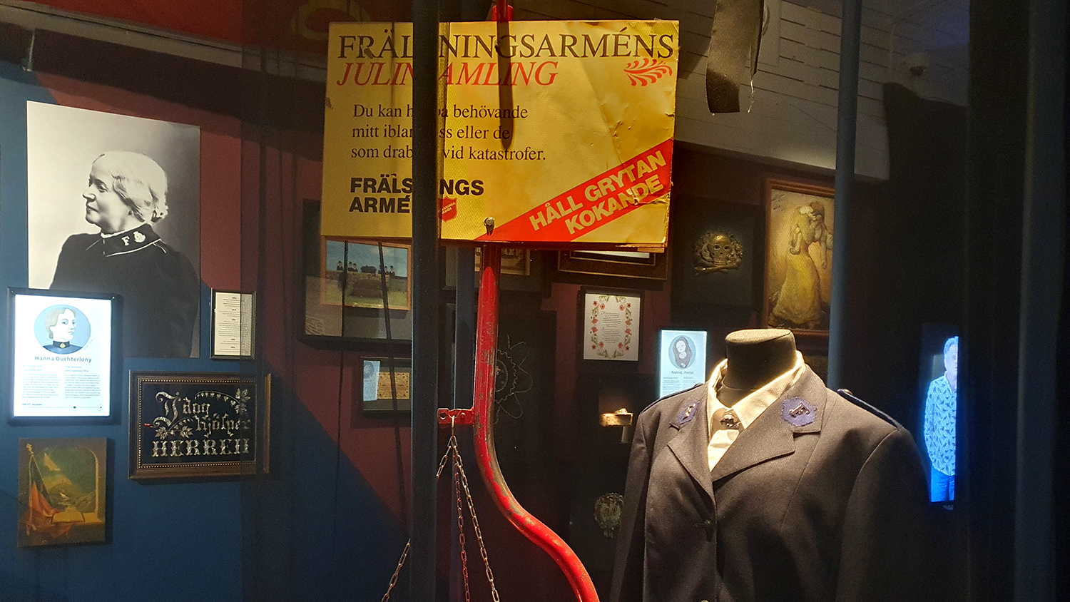 I en utställningsmiljö syns en bild på Hanna Ouchterlony, en uniform och en skylt från frälsningsarmén