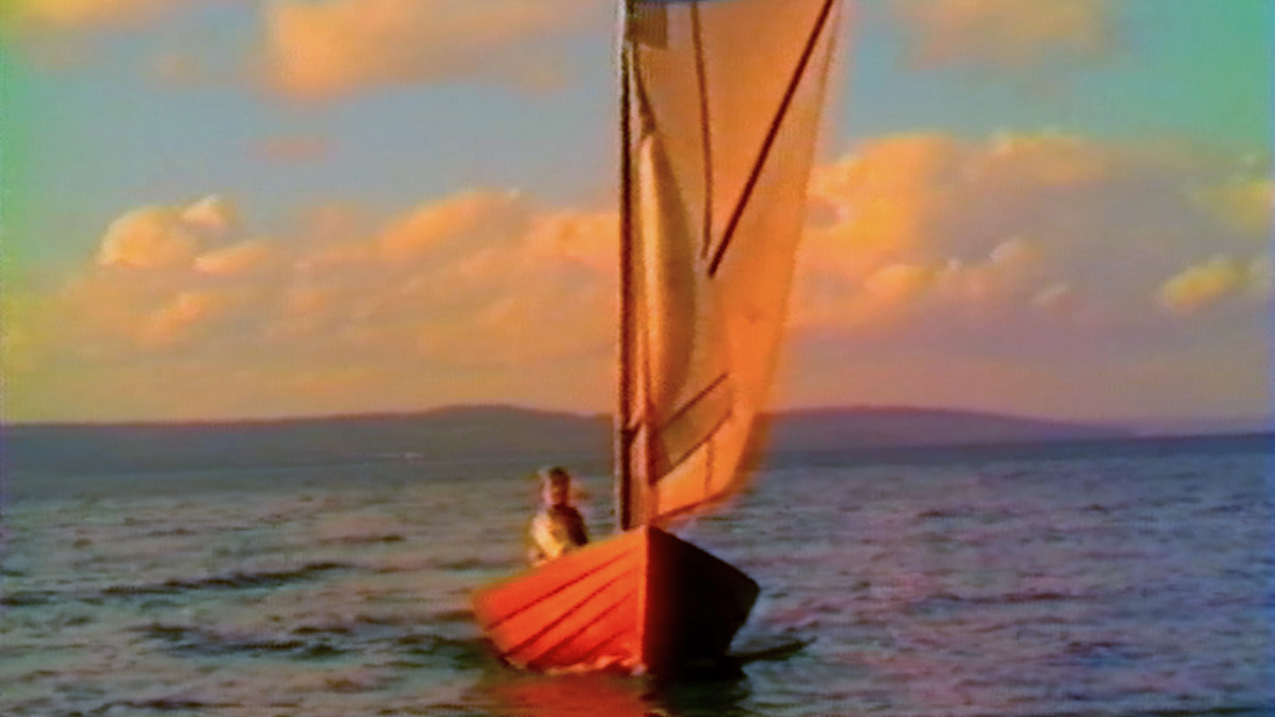 En person i en segelbåt på Vättern