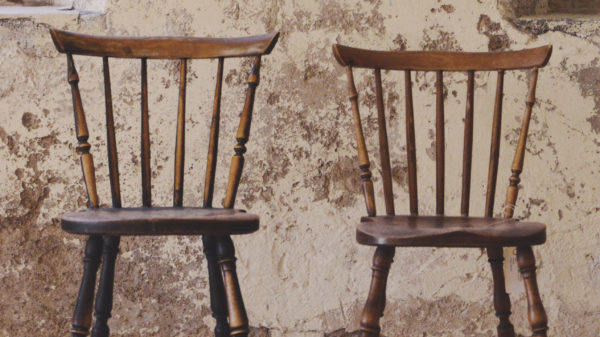 Två stolar mot en sliten betongvägg