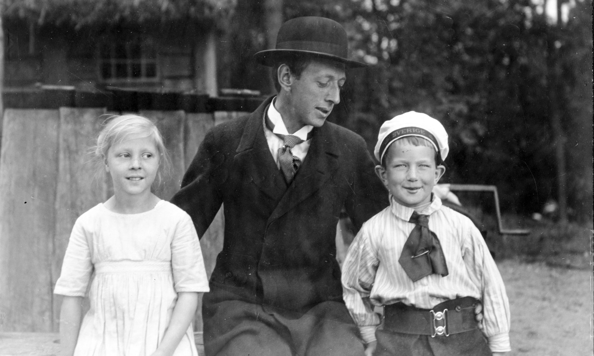 John Bauer med två av skådespelarna i hans barnpjäs