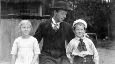 John Bauer med två av skådespelarna i hans barnpjäs