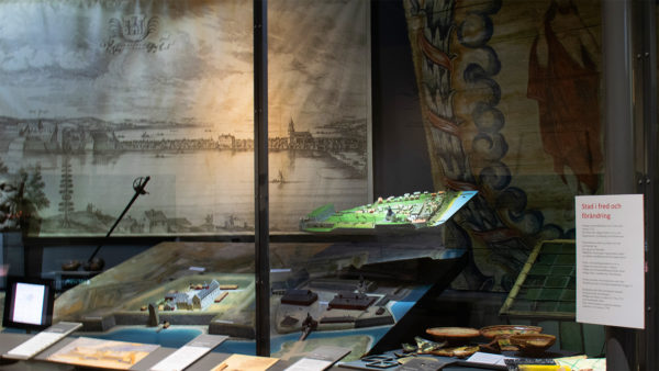 en monter med dokument och foton i stadshistoriska utställningen