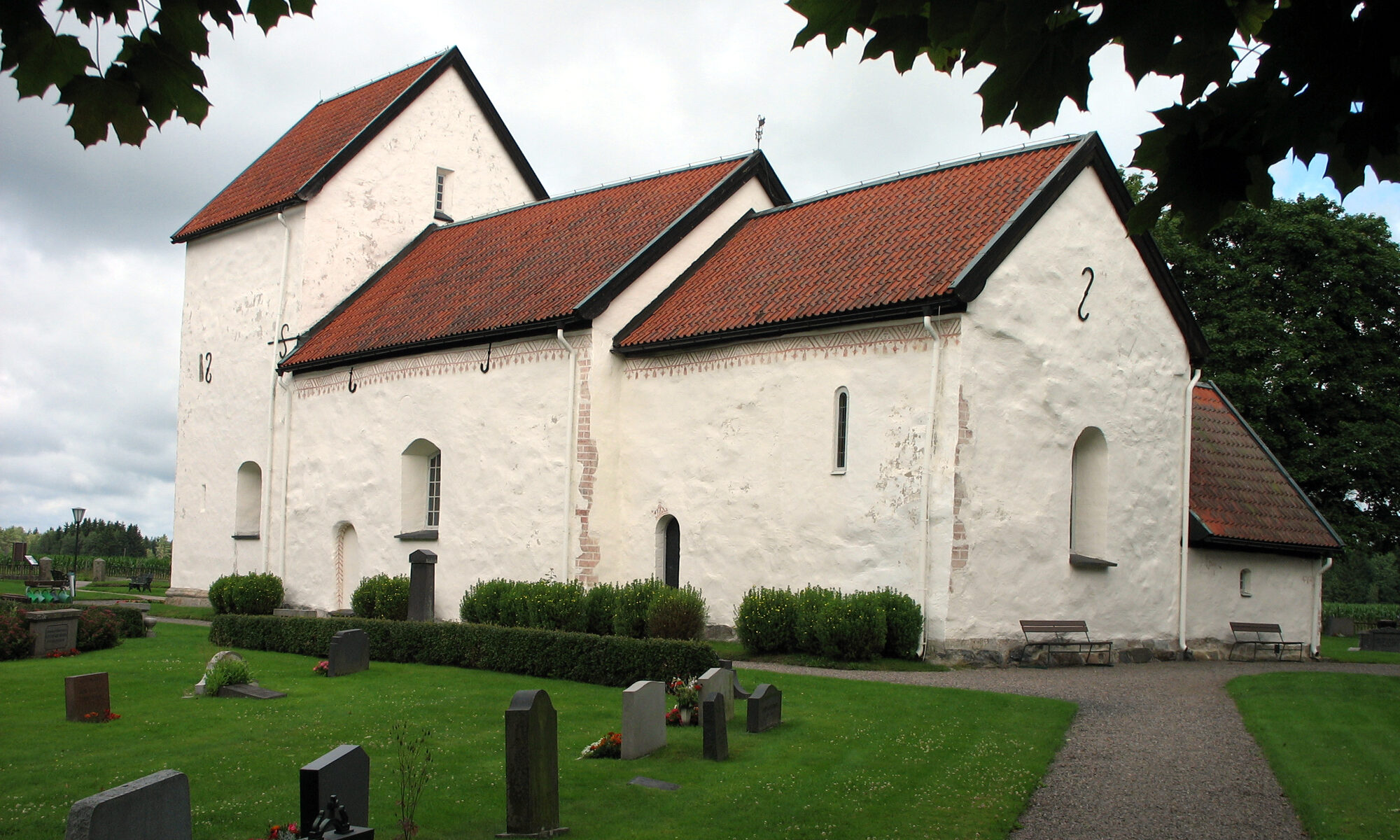 En vit kyrka med rött tak