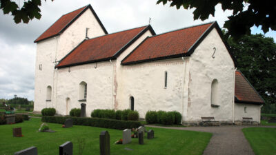 En vit kyrka med rött tak