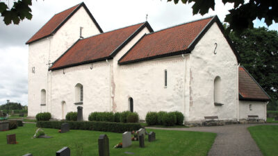En vit kyrkobyggnad med rödaktigt tak