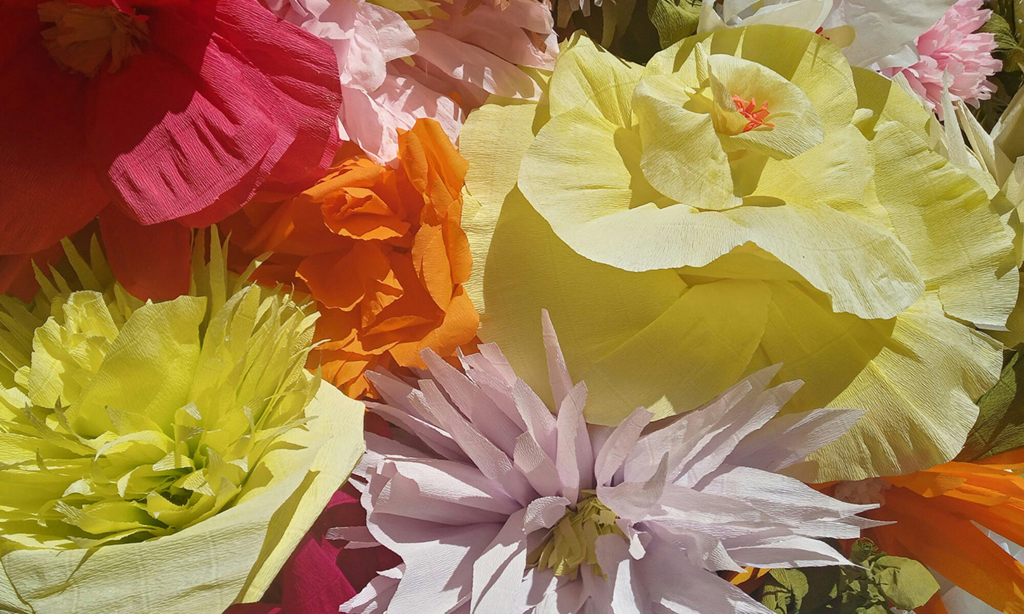 Färgglada blommor skapade i kräpp-papper