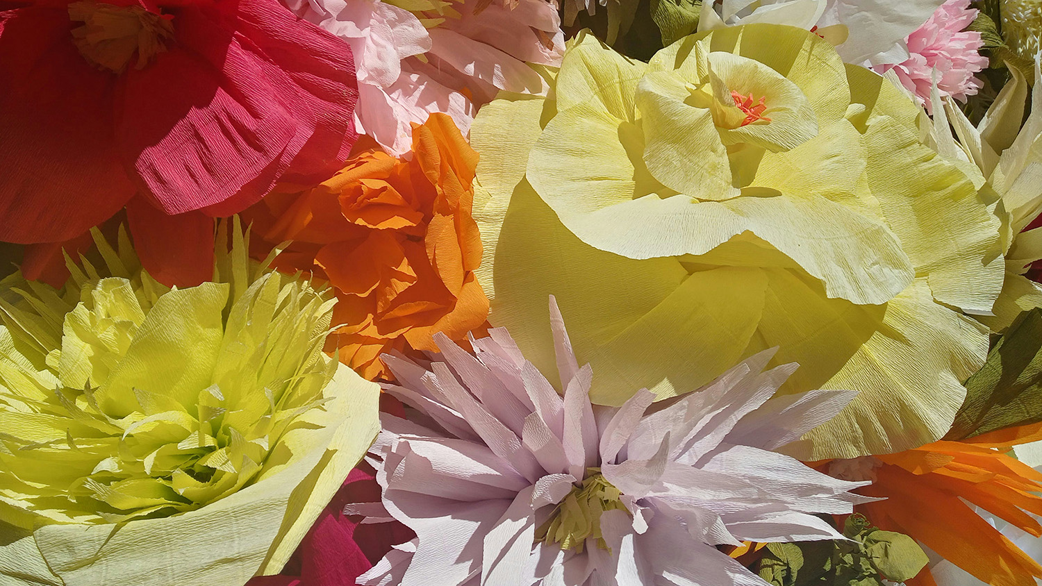 Färgglada blommor skapade i kräpp-papper