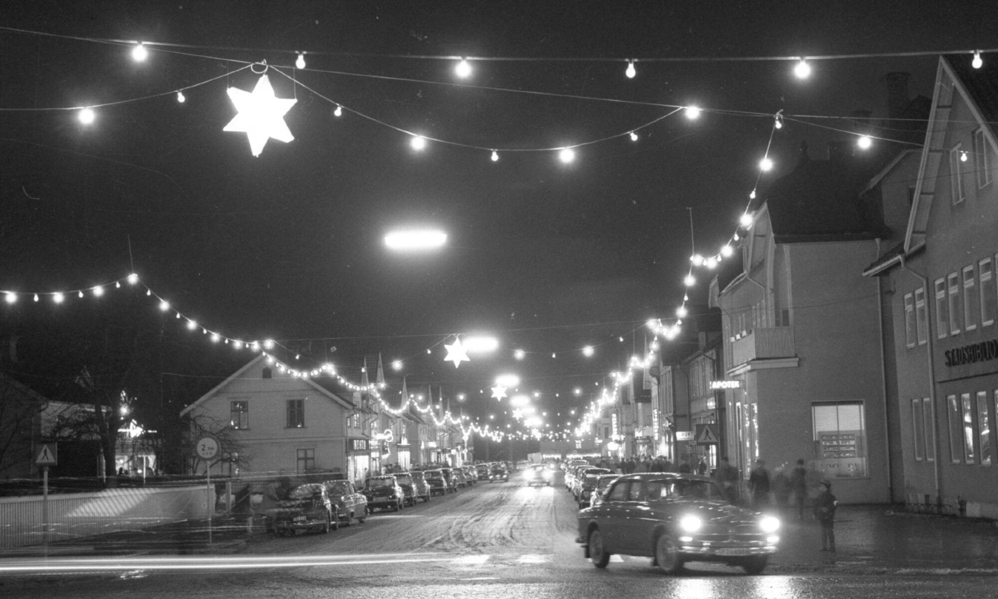 Arkivfoto svartvit bild av julskyltning på rosenborgsgatan i huskvarna