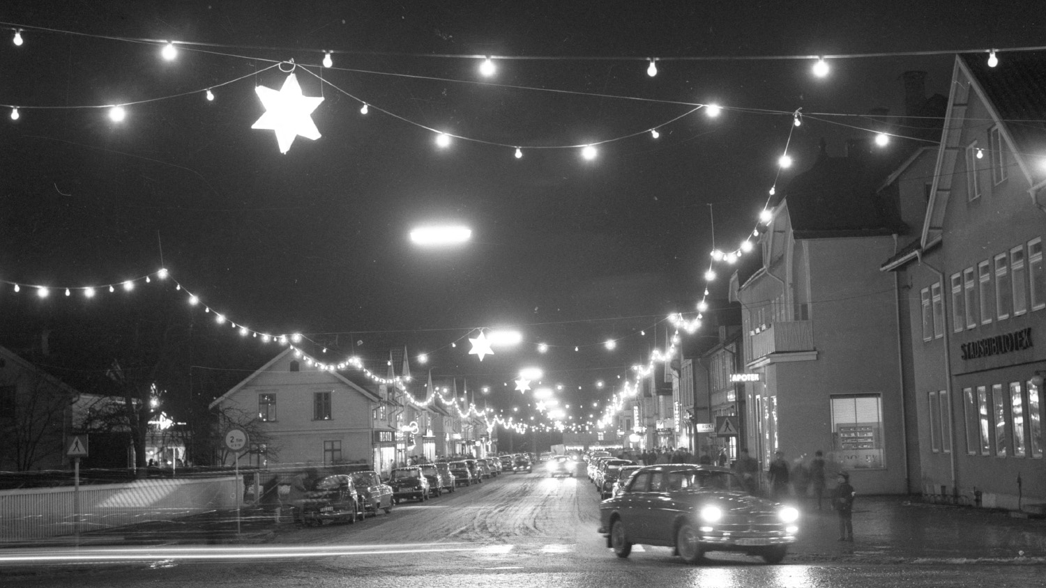 Arkivfoto svartvit bild av julskyltning på rosenborgsgatan i huskvarna