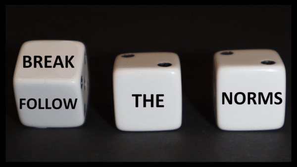 Tre vita tärningar mot en svart bakgrund. På tärningarna står det Break/Follow, The, Norms.