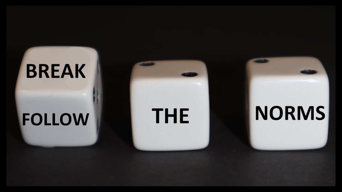 Tre vita tärningar mot en svart bakgrund. På tärningarna står det Break/Follow, The, Norms.