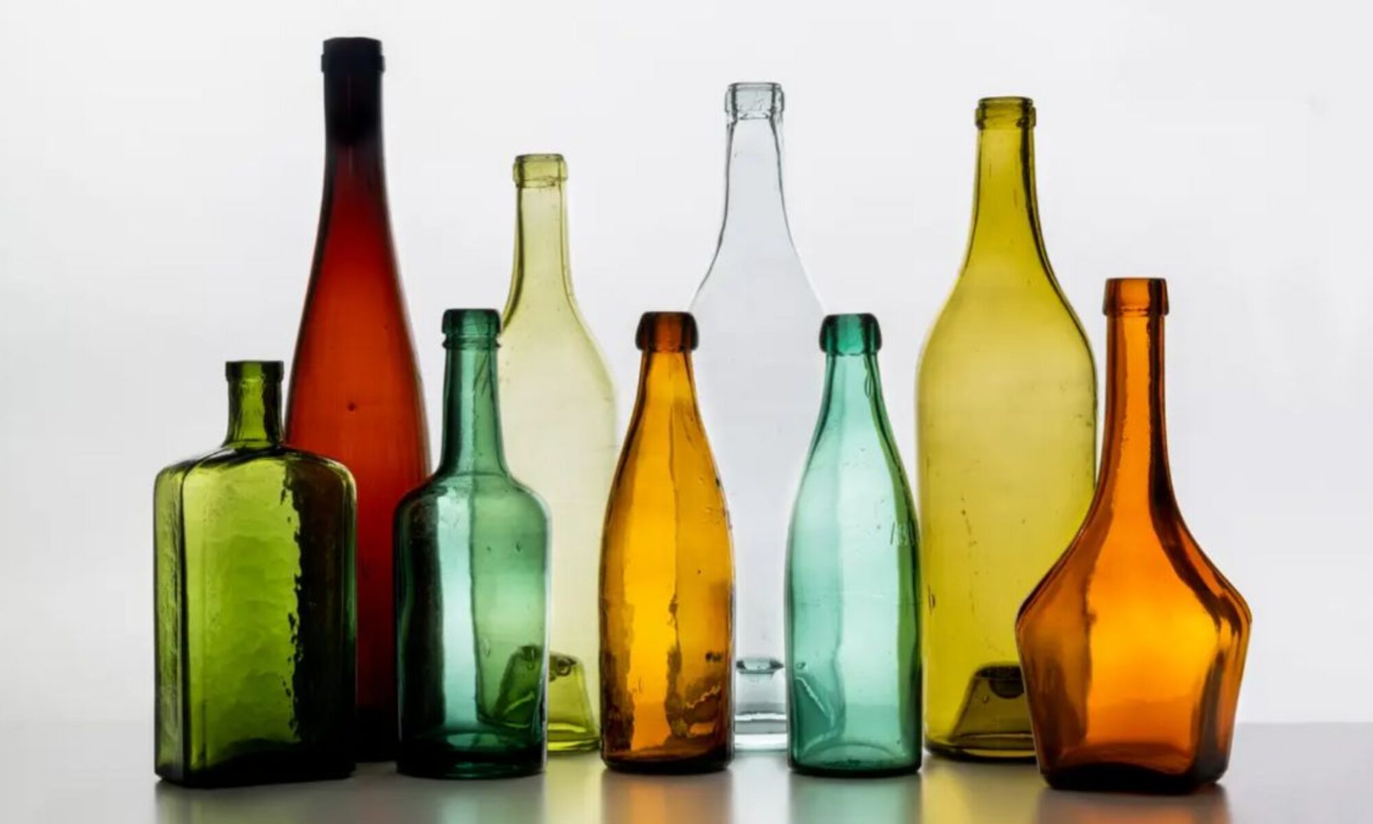 Glasflaskor i olika färger.
