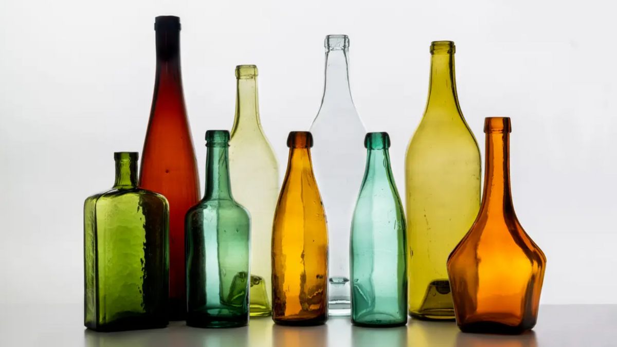 Glasflaskor i olika färger.