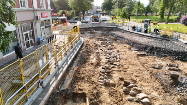 Översiktsbild över undersökningsområdet. Här syns stenarna i grunden till den norra kyrkoväggen. Foto taget från väster.