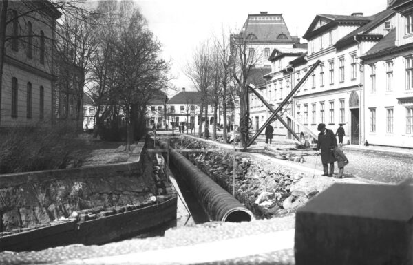 Ftografi som visat Museigatan där ett avloppsrör lagts i kanalen. 