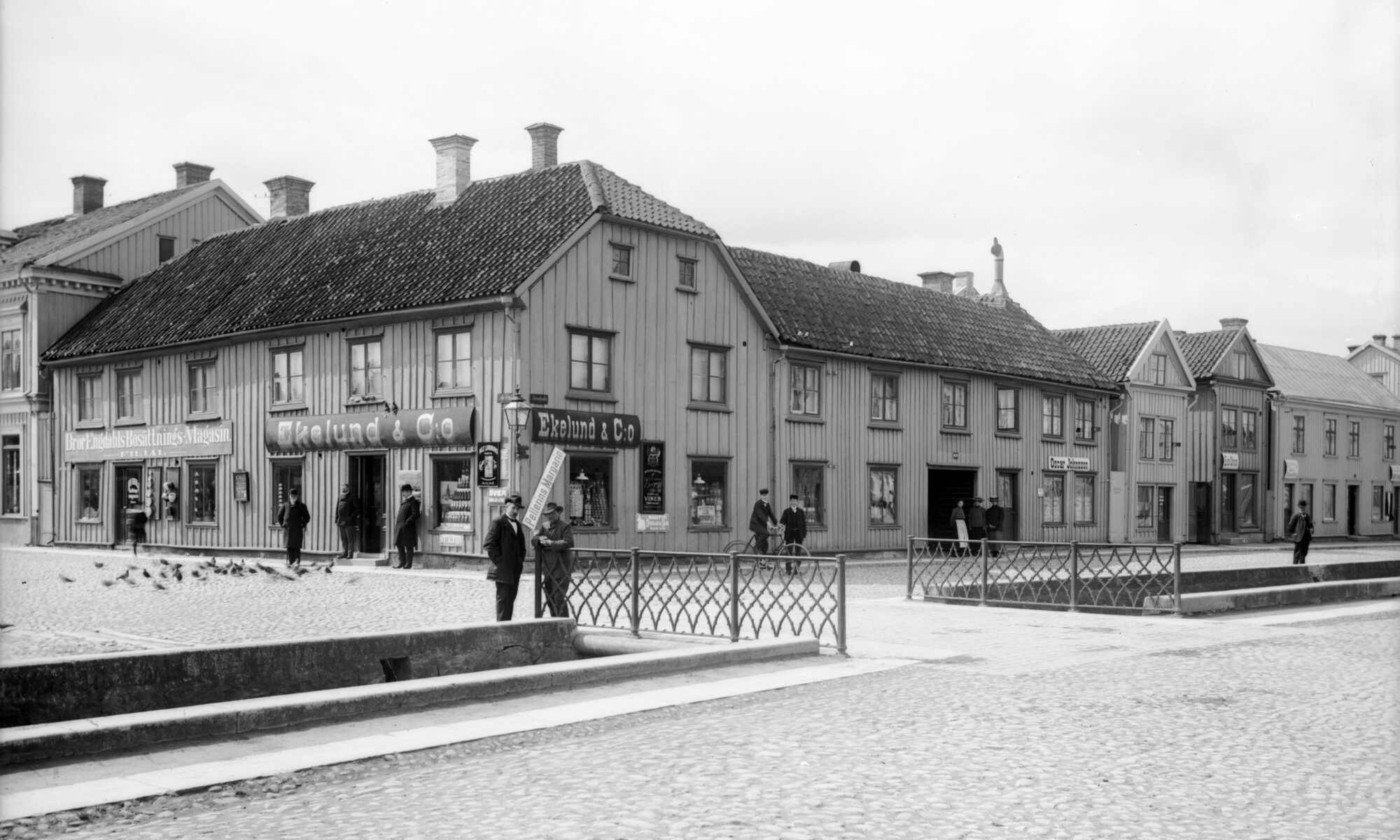 Kanalen utefter Kanalgatan med bro.