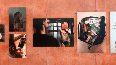 Fyra fotografier i utställningen Normstorm mot en terrakottafärgad vägg.