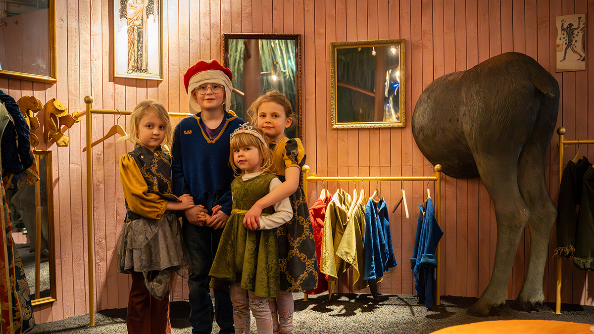 Barn i utställningen Följa John