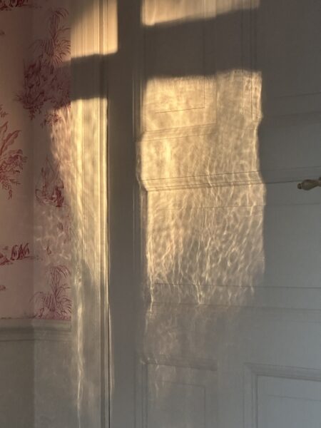 Bild som visar ljuset genom munblåst glas.