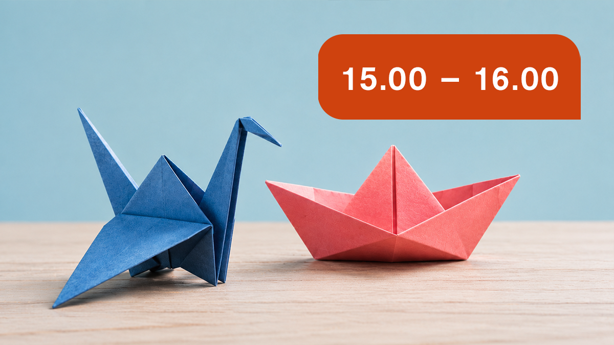 Origami som föreställer en trana och en båt.